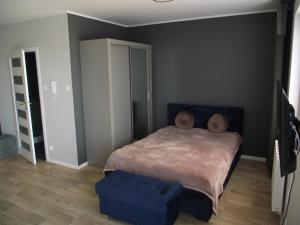 una camera con un letto e un pouf blu di Apartament Holenderski z prywatnym miejscem postojowym w garazu a Koszalin