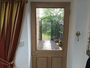 una puerta de madera con vistas a una puerta en The Bees Knees @ Redhill Grange en Monmouth