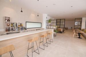 Khu vực lounge/bar tại Aparthotel Novo Mar