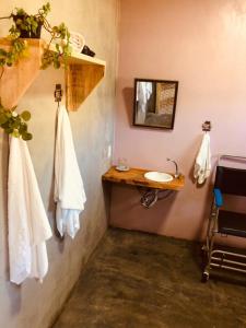 a bathroom with a sink and a mirror at Ap. Shalom. Pousada Colina dos Ventos in Urubici