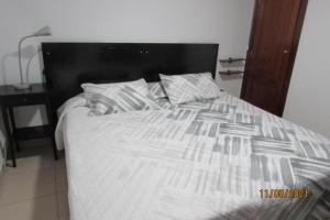 Łóżko lub łóżka w pokoju w obiekcie Apartamento Los Seres 212