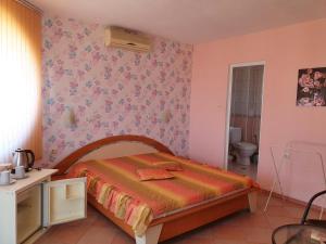 ソゾポルにあるVENIS hotelの小さなベッドルーム(ベッド1台、バスルーム付)