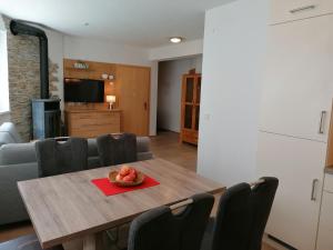 een tafel met een fruitschaal op een rood servet bij Apart JOVE-Ötz in Oetz