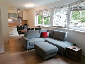 een woonkamer met een bank en een tafel bij Apart JOVE-Ötz in Oetz