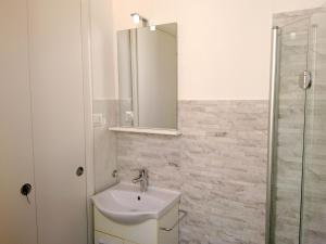 La salle de bains est pourvue d'un lavabo et d'un miroir. dans l'établissement Grottammare mon amour Ponente, à Grottammare