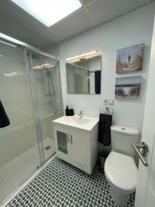 Un baño con inodoro, lavabo y ducha. en Apartamento Nebro Estrella, en Cádiz 23 fotos más