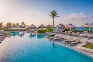 Piscine de l'établissement Hard Rock Hotel Riviera Maya - Hacienda All Inclusive ou située à proximité