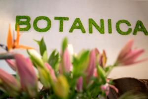 una planta delante de un cartel que lee Britania en Hotel Botanica, en Belgrado