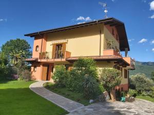 a house with a walkway in front of it at G&G2 Appartamento con giardino in Nonio