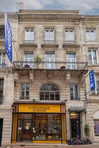 um edifício com uma loja em frente em Hotel de la Presse Bordeaux Centre em Bordeaux