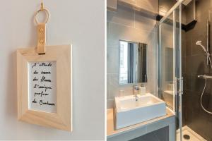 A bathroom at Hotel de la Presse Bordeaux Centre