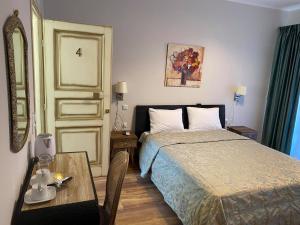 a hotel room with a bed and a table at Le Bijou Luxury Rooms & Suites in Veria