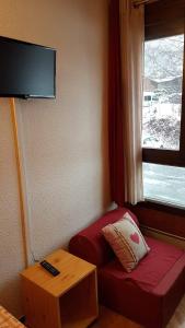 um pequeno quarto com uma cama e uma janela em Studio les Houches. Vallée de Chamonix em Les Houches