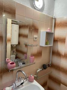 un baño con lavabo y espejo en Елегантна стая за гости Стефи в центъра на Казанлък, Партер, en Kazanlak