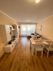 Una gran sala de estar con una mesa y un sofá. en Елегантна стая за гости Стефи в центъра на Казанлък, Партер, en Kazanlak