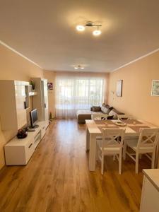 Una sala de estar con un sofá y una mesa con sillas. en Елегантна стая за гости Стефи в центъра на Казанлък, Партер, en Kazanlak