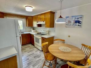 Kuchyň nebo kuchyňský kout v ubytování Ocean Breeze Motel