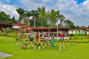 Ο χώρος παιχνιδιού για παιδιά στο Hotel Campestre Pueblo Bello