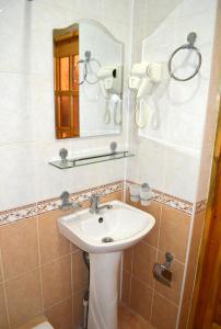 een badkamer met een wastafel en een spiegel bij HOTEL KALA KHIVA in Khiva