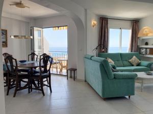 un salon avec un canapé et une table ainsi qu'une salle à manger dans l'établissement Bahia 46 Apartments Casasol, à Nerja