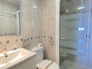 Koupelna v ubytování Bahia 46 Apartments Casasol + 28 fotografií