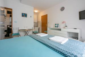 Posteľ alebo postele v izbe v ubytovaní Apartmani Tena
