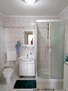 Een badkamer bij Big Blue - Xenija (Veliko Plavetnilo - Ksenija)