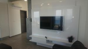 ein Wohnzimmer mit einem TV an einer weißen Wand in der Unterkunft Villa Horizon in Starigrad-Paklenica