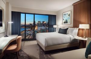 Postel nebo postele na pokoji v ubytování Omni Boston Hotel at the Seaport