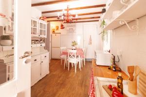 アヴェイロにあるSeaside - Typical House Aveiroのキッチン(テーブル付)、ダイニングルーム