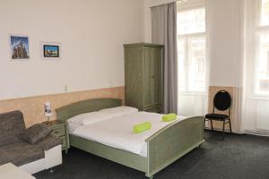 Un pat sau paturi într-o cameră la Welcome Hostel & Apartments Praguecentre