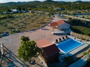 - une vue aérienne sur une maison avec une piscine dans l'établissement Holiday home - Villa Juli, à Šibenik