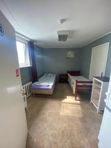 塔林的住宿－Telliskivi Hostel，一间客房内配有两张床的房间
