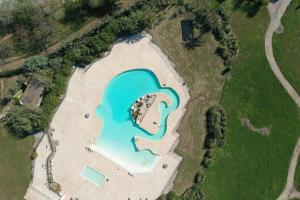 - une vue aérienne sur une piscine sur un domaine dans l'établissement Appartement neuf climatisé - vue mer Saint-Tropez - 50m plage et port - piscine, à Gassin