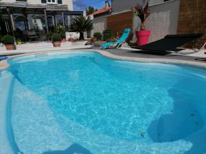 une grande piscine bleue avec de l'eau bleue dans l'établissement La croix landolle, à Châteaubernard