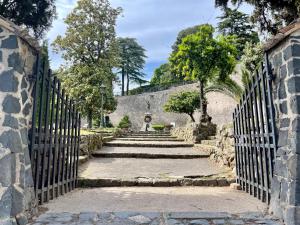A garden outside Eleganza in Centro sul Lago - Anguillara Sabazia