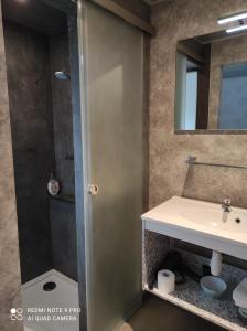 Koupelna v ubytování Studio gîte Eul Cat Huant + 21 fotografií