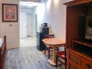 a living room with a table and a microwave at Boca Grande Hotel in Boca Grande