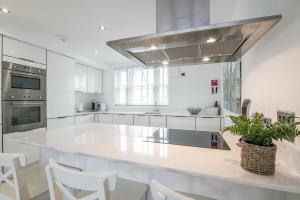 Kuchyň nebo kuchyňský kout v ubytování Milford Street - 5 Bedroom Luxurious Holiday Home - Saundersfoot