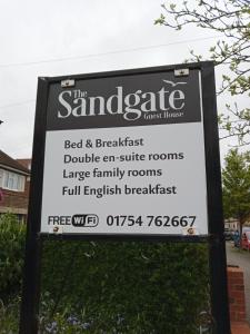 ein Schild für das Sandgate Bed & Breakfast Doppelzimmer mit eigenem Bad große Familienzimmer in der Unterkunft The Sandgate in Skegness