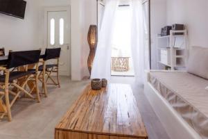 salon z kanapą i drewnianym stolikiem kawowym w obiekcie Athena's View w mieście Megalochori