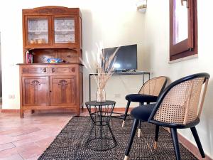 パンテレリアにあるLa Casa Grande di Pantelleria | PNL HHのリビングルーム(椅子2脚、テーブル、テレビ付)