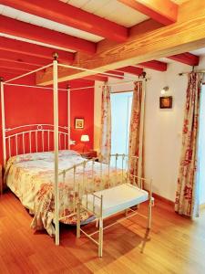 ein Schlafzimmer mit Himmelbett und Tisch in der Unterkunft O Recanto do Atlantico in Viveiro