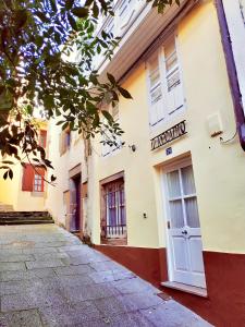 ein Gebäude mit einer weißen Tür an einer Straße in der Unterkunft O Recanto do Atlantico in Viveiro