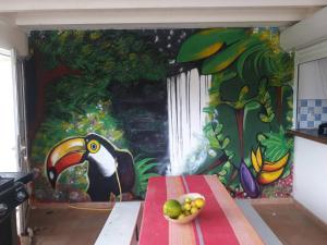 Ένα ή περισσότερα κρεβάτια σε δωμάτιο στο chambre chez l habitant sur la plage les pieds dans l eau, wifi