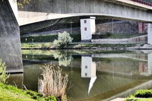 Výhled na řeku, která protéká v blízkosti apartmánu