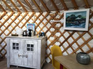 a room with a table in a yurt at Overnachten in een luxe yurt! in Zonnemaire