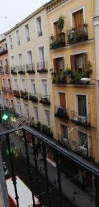 - Vistas a un edificio con balcones y a la calle en Hostal Andrea, en Madrid