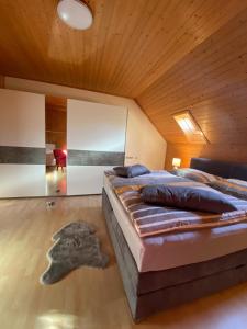 a bedroom with a bed and a wooden ceiling at ALTSTADT-APARTMENTS Bad Radkersburg - Ihr Zuhause auf Reisen in Bad Radkersburg