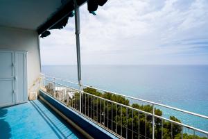 uma vista para o oceano a partir da varanda de uma casa em Appartamento vista mare con due camere - Two-bedroom apartment with Sea View em Sanremo